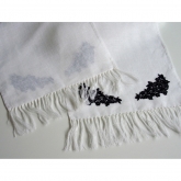 Szalik lniany Nr 018 bia�y z czarnymi aplikacjami 28x164