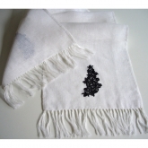 Szalik lniany Nr 017 bia�y z czarnymi aplikacjami 26x164