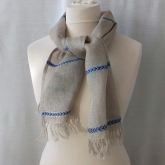 Szalik lniany Nr 004 szary z haftem INDYGO