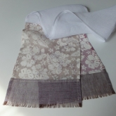 Szal lniany Nr 002 bia�o-pastelowo kwiatowy