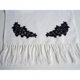 Szalik lniany Nr 018 bia�y z czarnymi aplikacjami 28x164