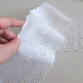 Haft Nr 012 bia�y na poliestrze odcinek 3.35 mb