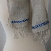 Szalik lniany Nr 004 szary z haftem INDYGO